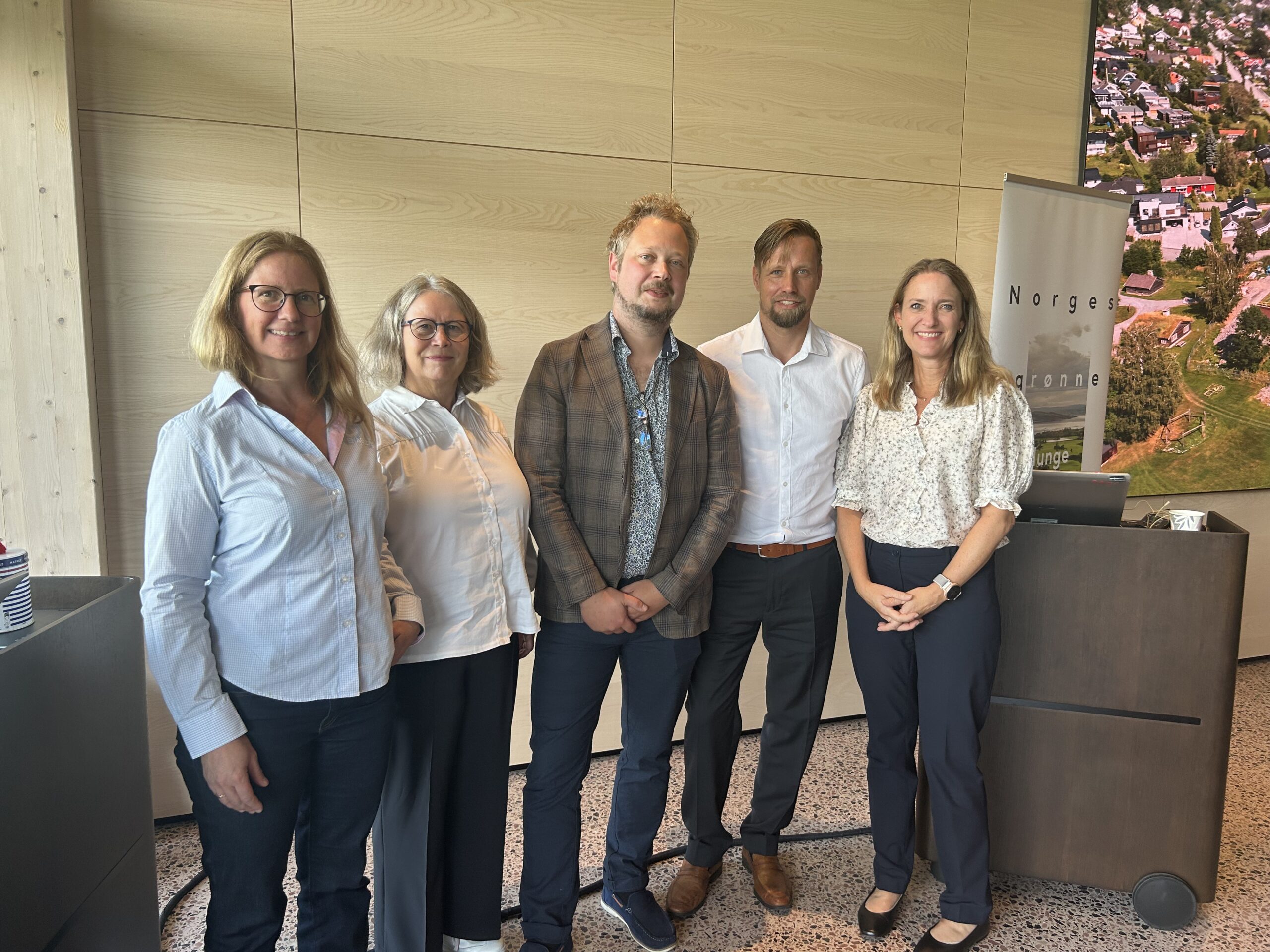 Myndighetskompasset er lansert - et nytt verktøy for et trygt og godt barnehagemiljø. Fra venstre: Elin Kolloen (Enable AS), Ingrid Steigen Hellerud (Barnehagemyndighet i Hamar), Andreas Valaker (Barnehagemyndighet i Stange), Eivind Otten (Digitaliseringsrådgiver i Stange), og Grethe Østerlie Lefstad (Enable AS).